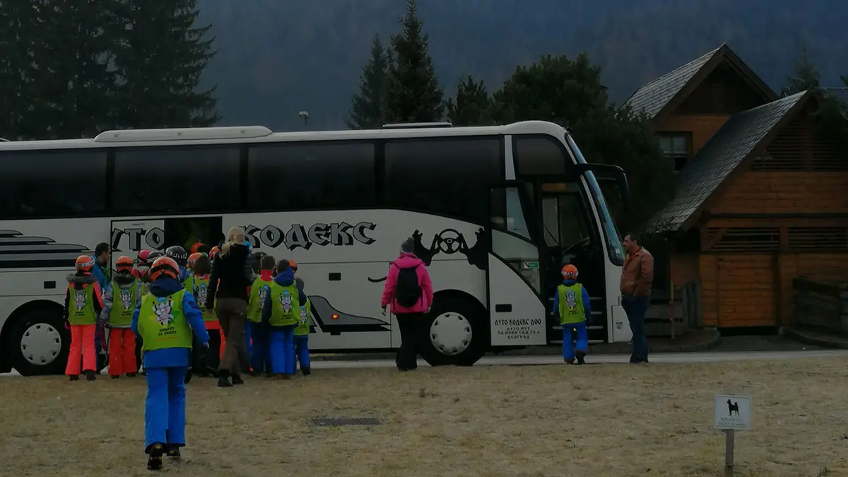 ulazak dece u autobus